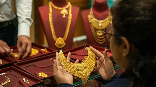 Gold: सोने-चांदी की कीमतों में भारी गिरावट