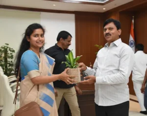 मानवीय दृष्टिकोण से कार्य करें कलेक्टर – मंत्री