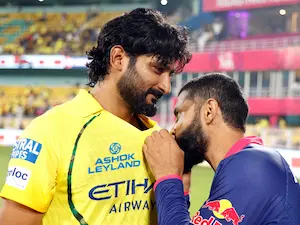 Jadeja: जडेजा का इमोशनल जेस्चर: पुरानी टीम CSK का लोगो चूमा