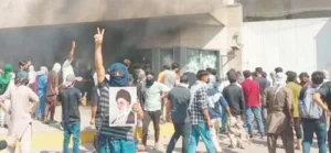 USA- अमेरिकी वाणिज्य दूतावास के बाहर बवाल, गोलीबारी में 12 लोगों की मौत