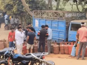 ₹4,000 तक में बिक रहा सिलेंडर, 68% घरों में सप्लाई ठप