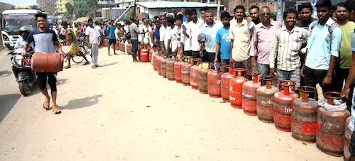 LPG Gas Crisis- गैस संकट गहराया, मंदिरों में प्रसाद रुका, शैक्षणिक संस्थानों में भोजन घटा