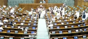 LPG- एलपीजी संकट पर विपक्ष का संसद के बाहर प्रदर्शन, लोकसभा में भी हंगामा