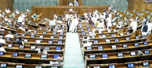 LPG- एलपीजी संकट पर विपक्ष का संसद के बाहर प्रदर्शन, लोकसभा में भी हंगामा