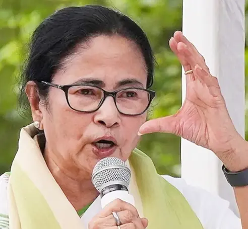 WB- चुनाव आयोग का एक्शन- सीएम ममता के भाषण पर मांगी रिपोर्ट, एसआई निलंबित