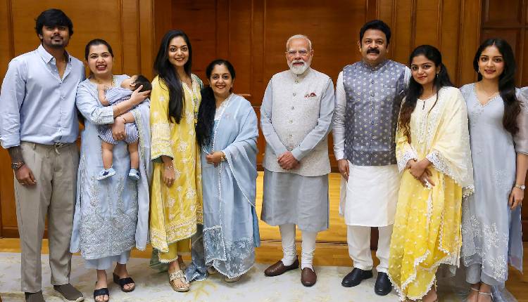 PM Modi viral photo child