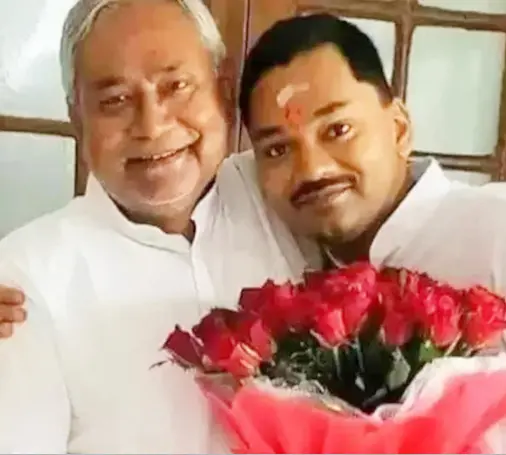 Bihar- निशांत ने पिता नीतीश कुमार को दिया फूलों का गुलदस्ता, मुस्कुराते दिखे दोनों
