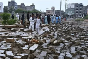 PAK- कराची में भीषण तूफान से तबाही, 21 की मौत; पेड़ उखड़े, मकान ढहे