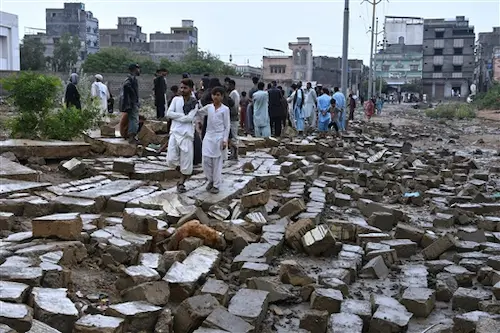 PAK- कराची में भीषण तूफान से तबाही, 21 की मौत; पेड़ उखड़े, मकान ढहे