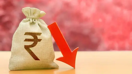 Rupee: रुपया हुआ ऐतिहासिक रूप से कमजोर