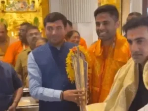 वर्ल्ड कप जीत के बाद ईश्वर की शरण में टीम इंडिया