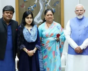 Jaipur- पूर्व सीएम वसुंधरा राजे ने परिवार के साथ पीएम मोदी से की मुलाकात
