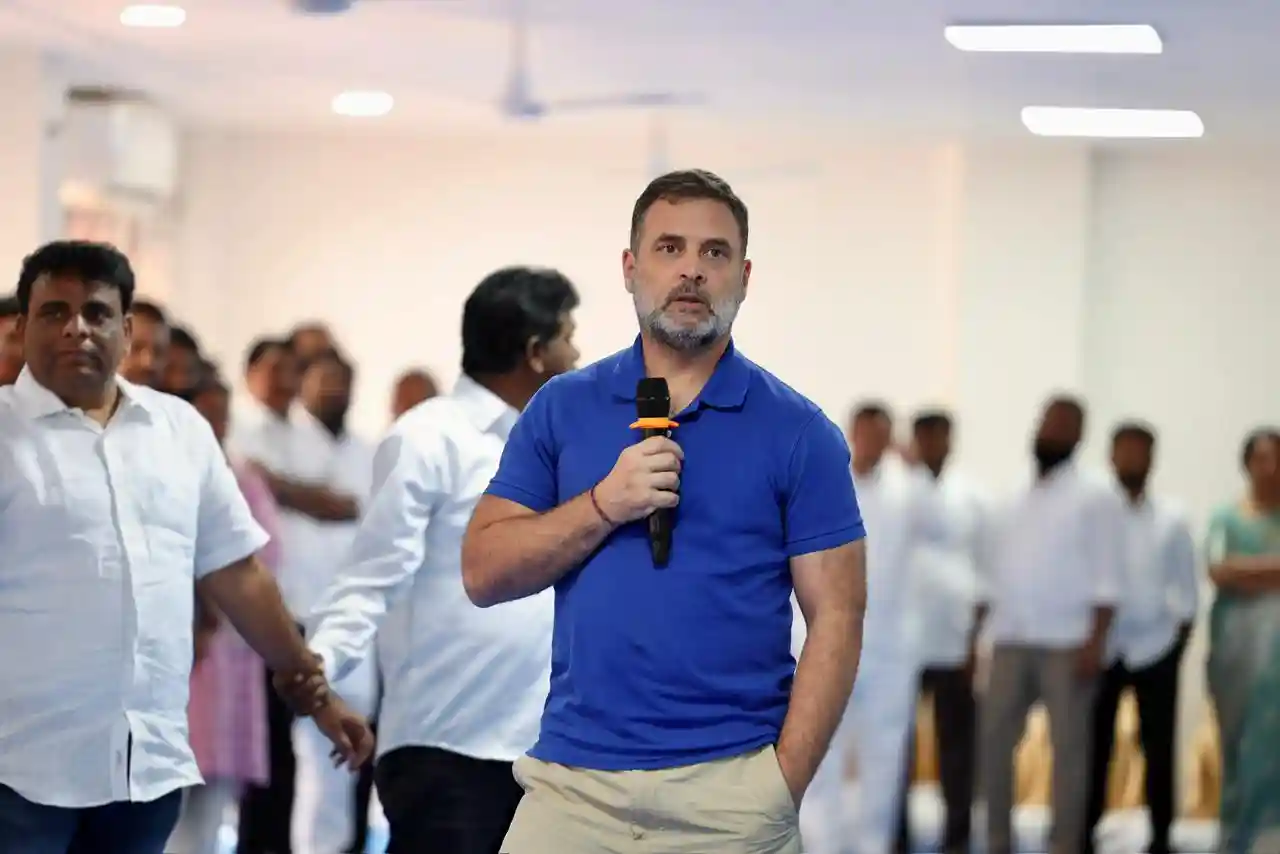 बीजेपी की “सांप्रदायिक राजनीति” का मुकाबला करें – राहुल गांधी