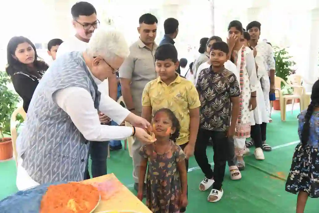 राज्यपाल ने बच्चों के साथ होली मनाई