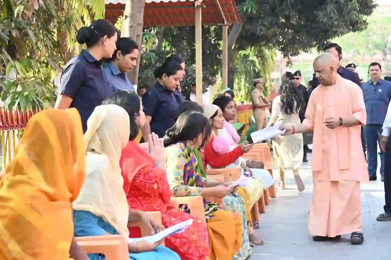 जनता की हर समस्या का त्वरित समाधान कराएं अधिकारी – मुख्यमंत्री योगी