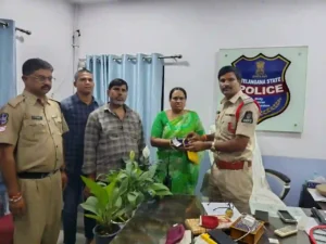 पुलिस ने कुछ ही मिनटों में महिला को लाखों के गहने सौंपे