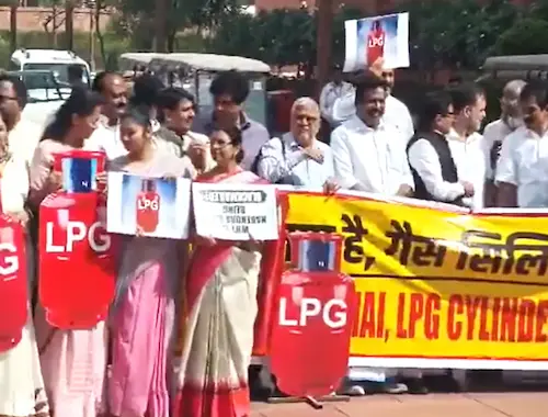 Delhi- एलपीजी संकट को लेकर संसद परिसर में विपक्ष का विरोध प्रदर्शन