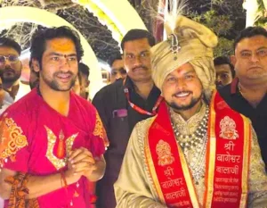 Sports- कुलदीप को बाबा बागेश्वर का आशीर्वाद, भेंट में मिली पटकी और बालाजी की तस्वीर