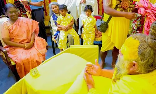 UP- राष्ट्रपति द्रौपदी मुर्मू का वृंदावन दौरा, संत प्रेमानंद महाराज से की मुलाकात