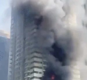 UAE- दुबई के मरीना टॉवर के पास 90 मंजिला बिल्डिंग में लगी आग, चारों ओर धुआं