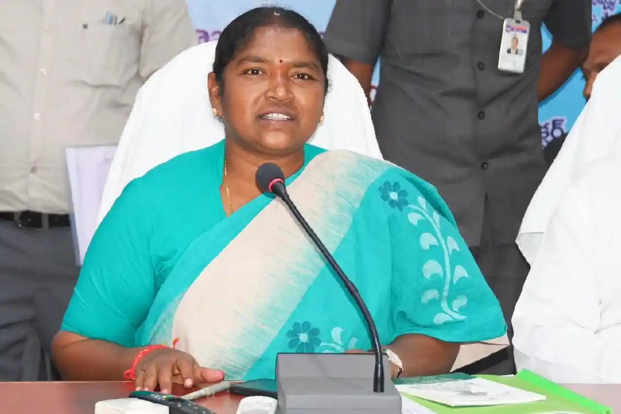 महिला कल्याण पर आरोपों को लेकर सीतक्का का केटीआर पर हमला