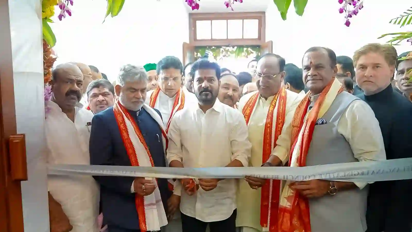 मुख्यमंत्री ने पुनर्निर्मित विधान परिषद भवन का उद्घाटन किया