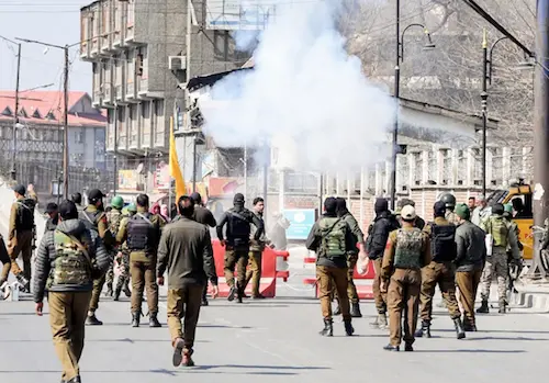 National- कश्मीर घाटी में बढ़ा तनाव, खामेनेई की मौत के बाद कई जगह हिंसक झड़पें