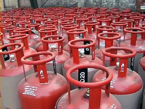 LPG Cylinder : 14.2kg से 10kg? जानें सच्चाई