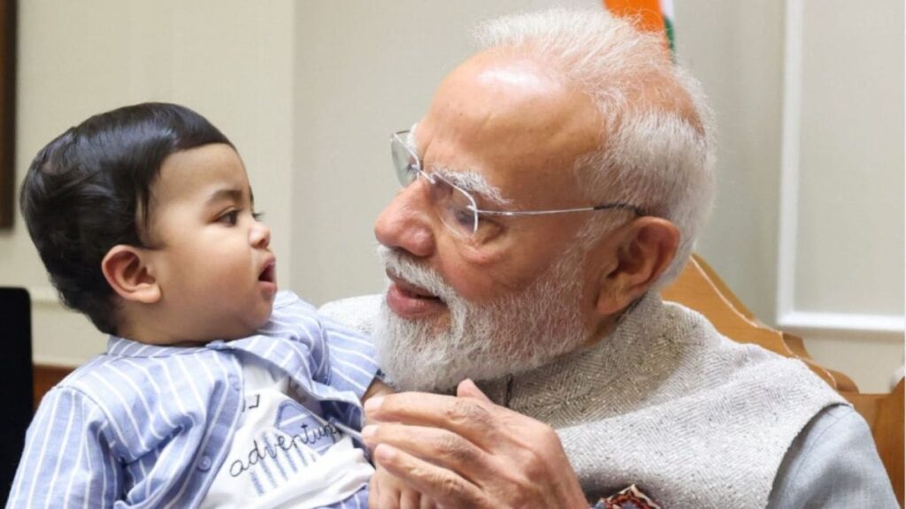 PM Modi viral photo child : मोदी के साथ दिखा बच्चा कौन है जानिए
