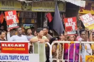 WB- कोलकाता दौरे पर मुख्य चुनाव आयुक्त के खिलाफ प्रदर्शन, काले झंडे दिखाए