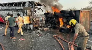लॉरी से टकराकर बस में आग, 14 लोगों की मौत