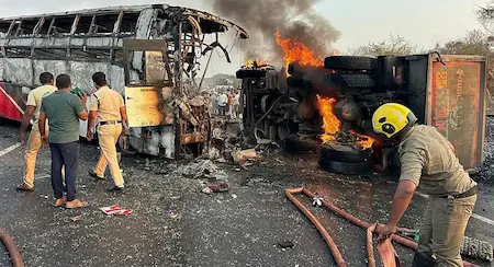 Andhra Pradesh : लॉरी से टकराकर बस में आग, 14 लोगों की मौत