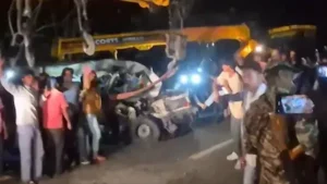 एम्बुलेंस को ट्रक ने मारी टक्कर