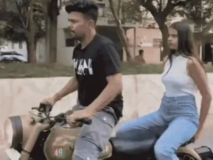 ओए इंदौरी ने सड़क पर किया खतरनाक बाइक स्टंट