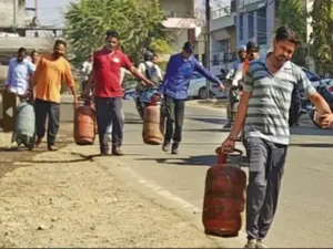 गैस सिलेंडर के लिए मची अफरा-तफरी, लोगों में मारामारी