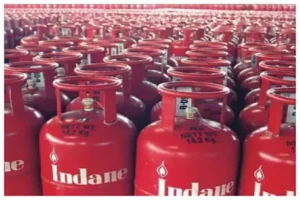 दहेज में चाहिए गैस सिलेंडर लिखा बोर्ड बना चर्चा का विषय