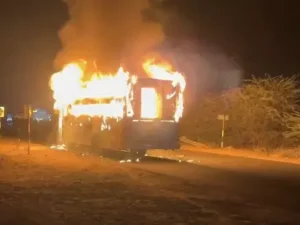 चलती एसी बस में अचानक आग लगने से बड़ा हादसा