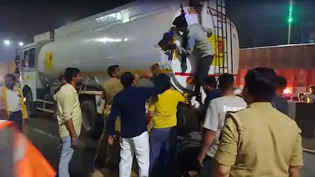 Uttar Pradesh : हाईवे पर टैंकर पलटा, लीक पेट्रोल को लोग बाल्टी में भरने लगे