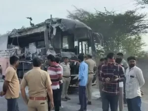 बस और ट्रॉला की भिड़ंत में 5 लोगों की मौत