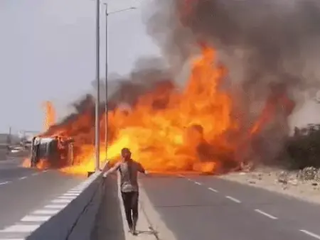 Rajasthan : तेल से भरा टैंकर पलटा, भीषण आग