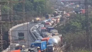 मुंबई-पुणे एक्सप्रेसवे पर लंबा जाम