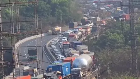 Traffic Jam on Ramnavami : मुंबई-पुणे एक्सप्रेसवे पर लंबा जाम