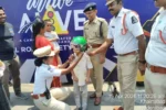 Hyderabad : ट्रैफिक पुलिस का ‘अराइव-अलाइव’ हेलमेट वितरण अभियान
