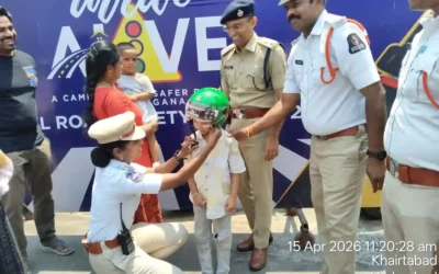 Hyderabad : ट्रैफिक पुलिस का ‘अराइव-अलाइव’ हेलमेट वितरण अभियान