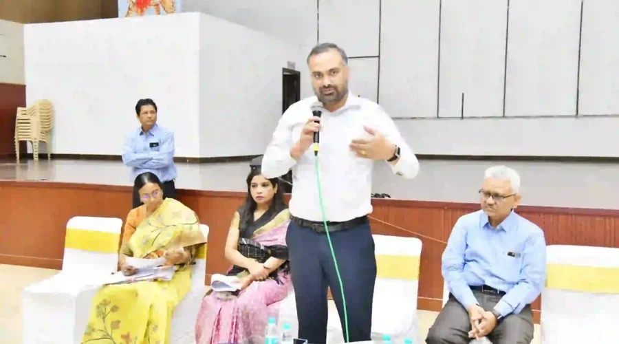 कमिश्नर ने सड़क चौड़ीकरण पर संपत्ति मालिकों के साथ की बैठक