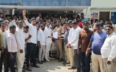 कांग्रेस कार्यकर्ताओं ने केसीआर के कैंप ऑफिस को नुकसान पहुंचाया