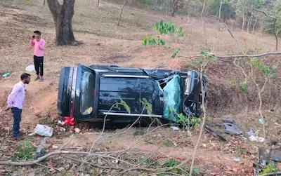 Bihar- बांका हादसा : बाइक से टकराई कार खाई में गिरी, तीन की मौत, चार जख्मी