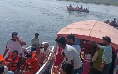 UP- मथुरा नाव हादसा : 4.30 घंटे बाद फिर शुरू सर्च ऑपरेशन, 7 श्रद्धालु अब भी लापता