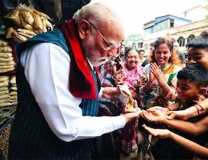 WB- झाड़ग्राम रैली के बाद पीएम मोदी ने चखा झालमुड़ी, वीडियो वायरल