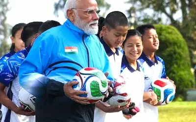 National- सिक्किम में पीएम मोदी का स्पोर्टी अंदाज, फुटबॉल खेलते आए नजर